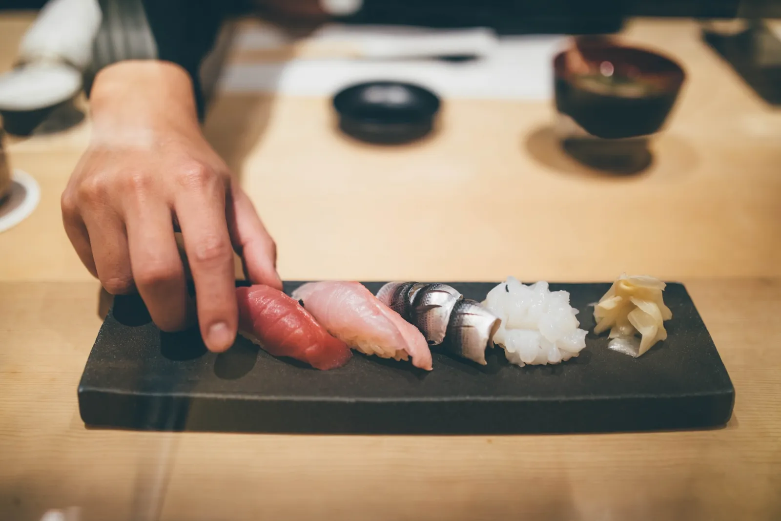 Makan Sushi Pakai Sumpit atau Tangan? Begini yang Benar!