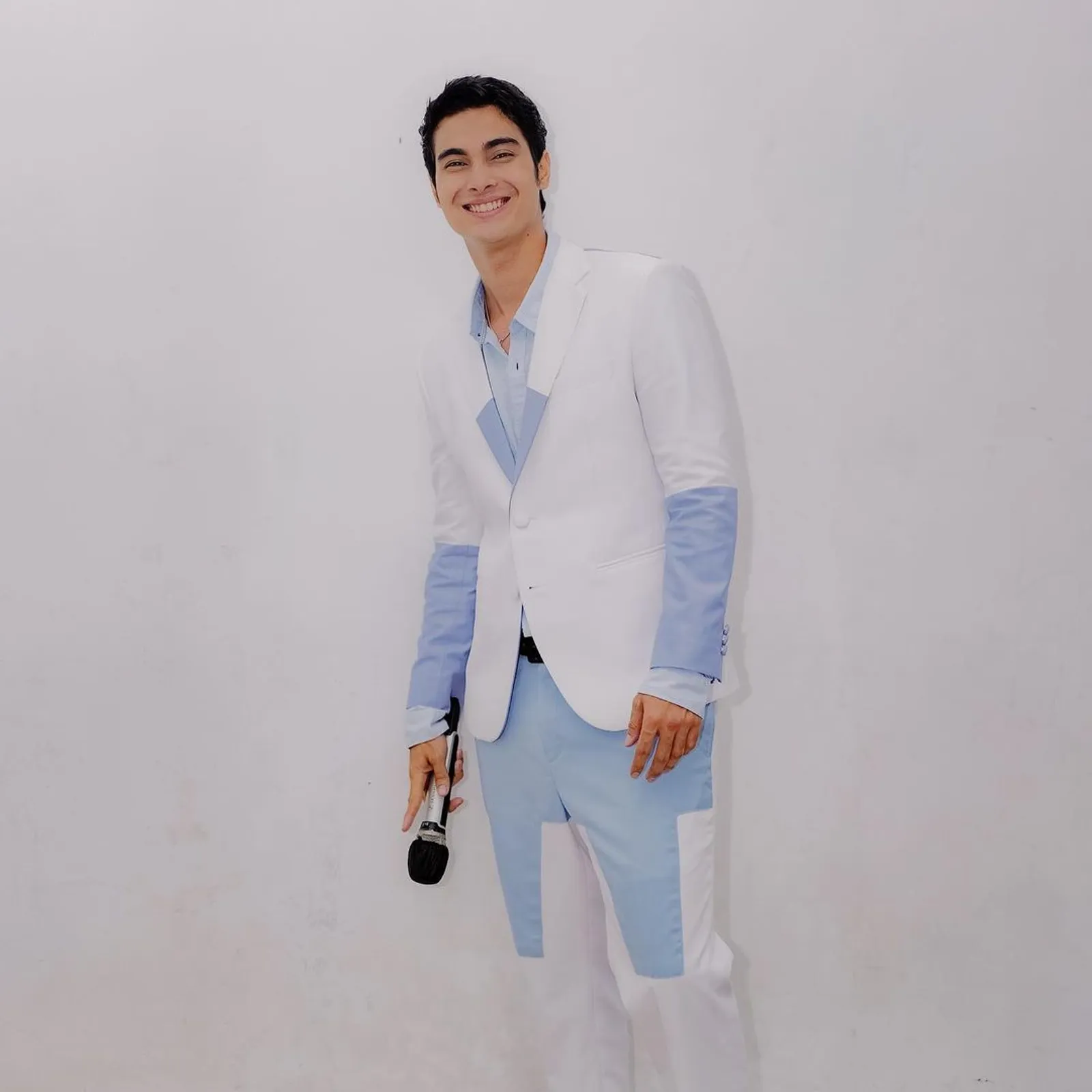 Intip Gaya Charming Cinta Brian Pakai Suit Set