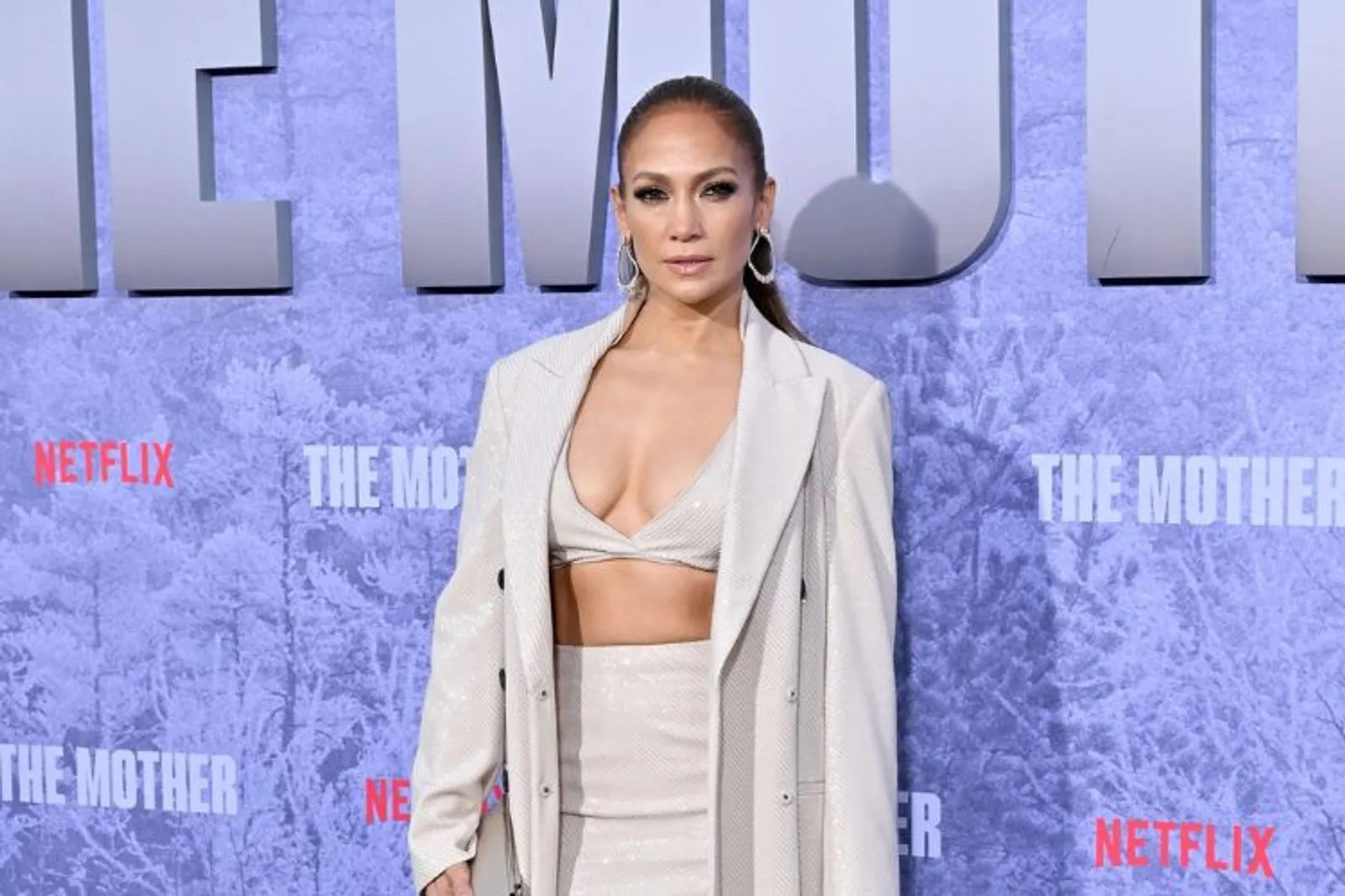 7 Gaya Modis Jennifer Lopez saat Promosi Film 'The Mother’