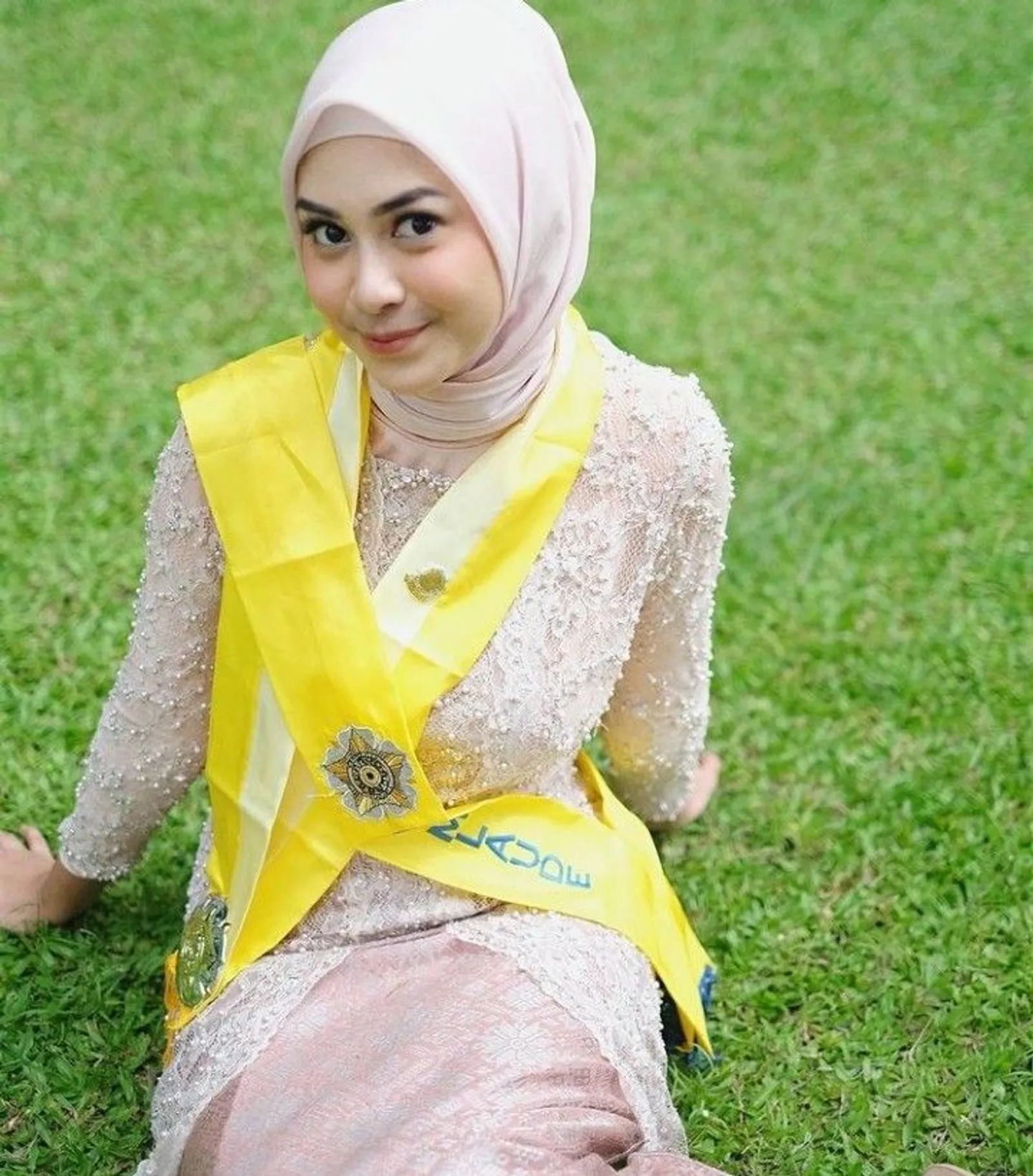 8 Gaya Hijab untuk Wisuda yang Simpel tapi Menawan, Yuk Coba!