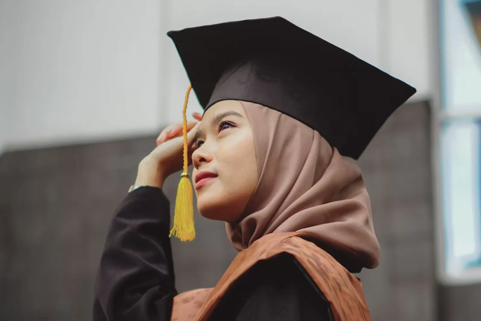 8 Gaya Hijab untuk Wisuda yang Simpel tapi Menawan, Yuk Coba!