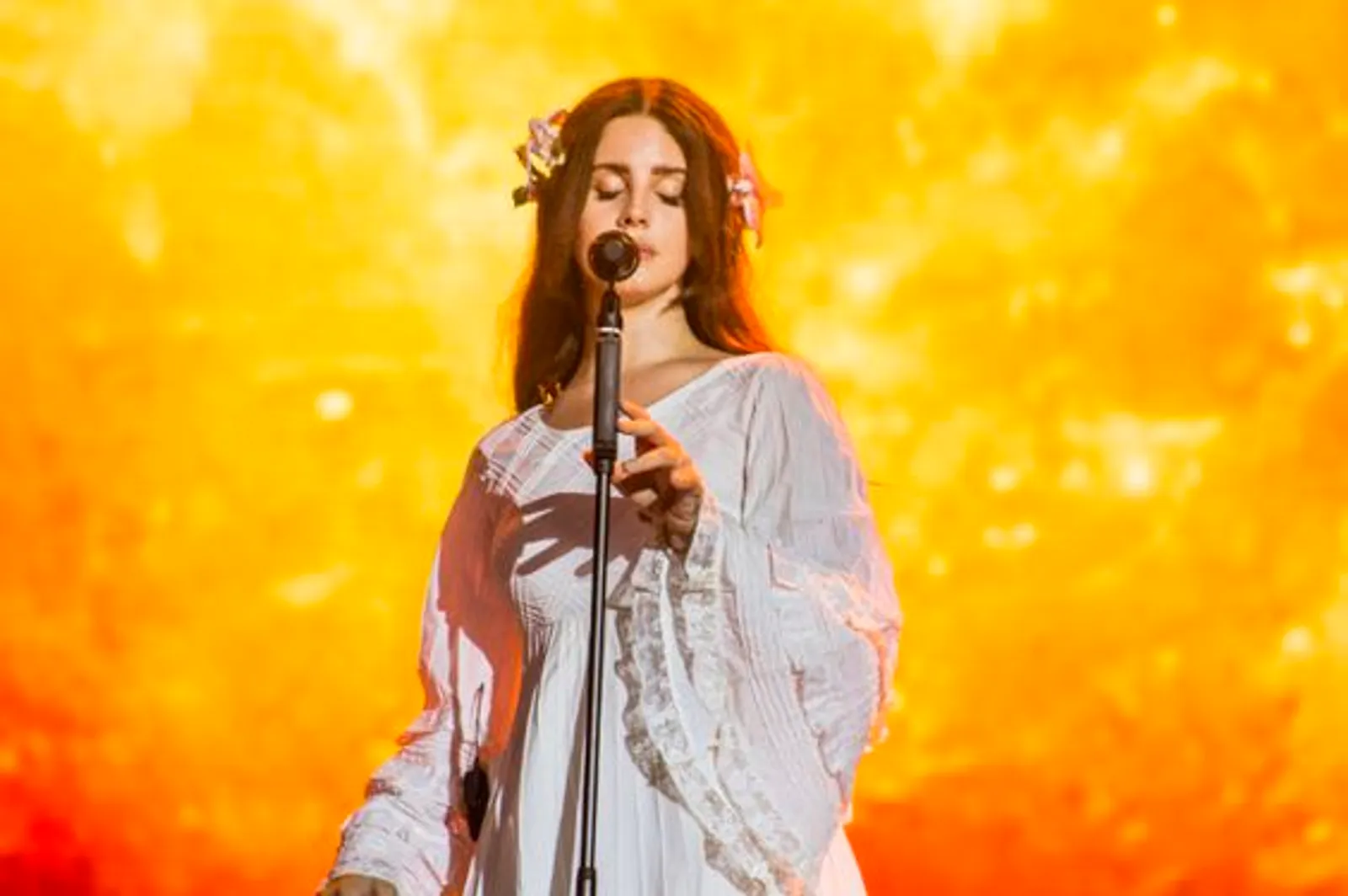 Viral di Tiktok, Lana Del Rey Akhirnya Rilis "Say Yes To Heaven"