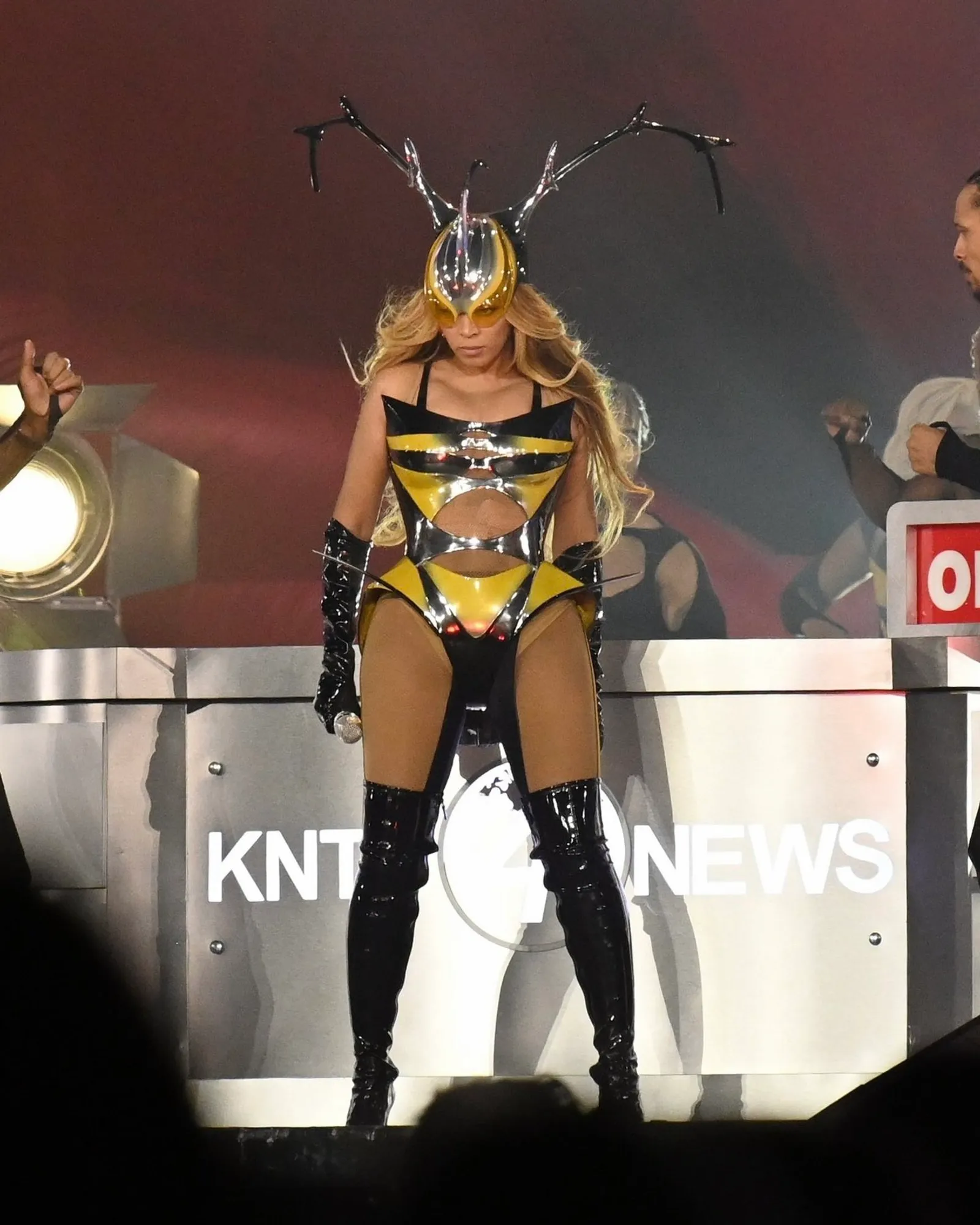 Beyoncé Pakai Kostum Lebah Rancangan Mugler di Konser 'Renaissance'