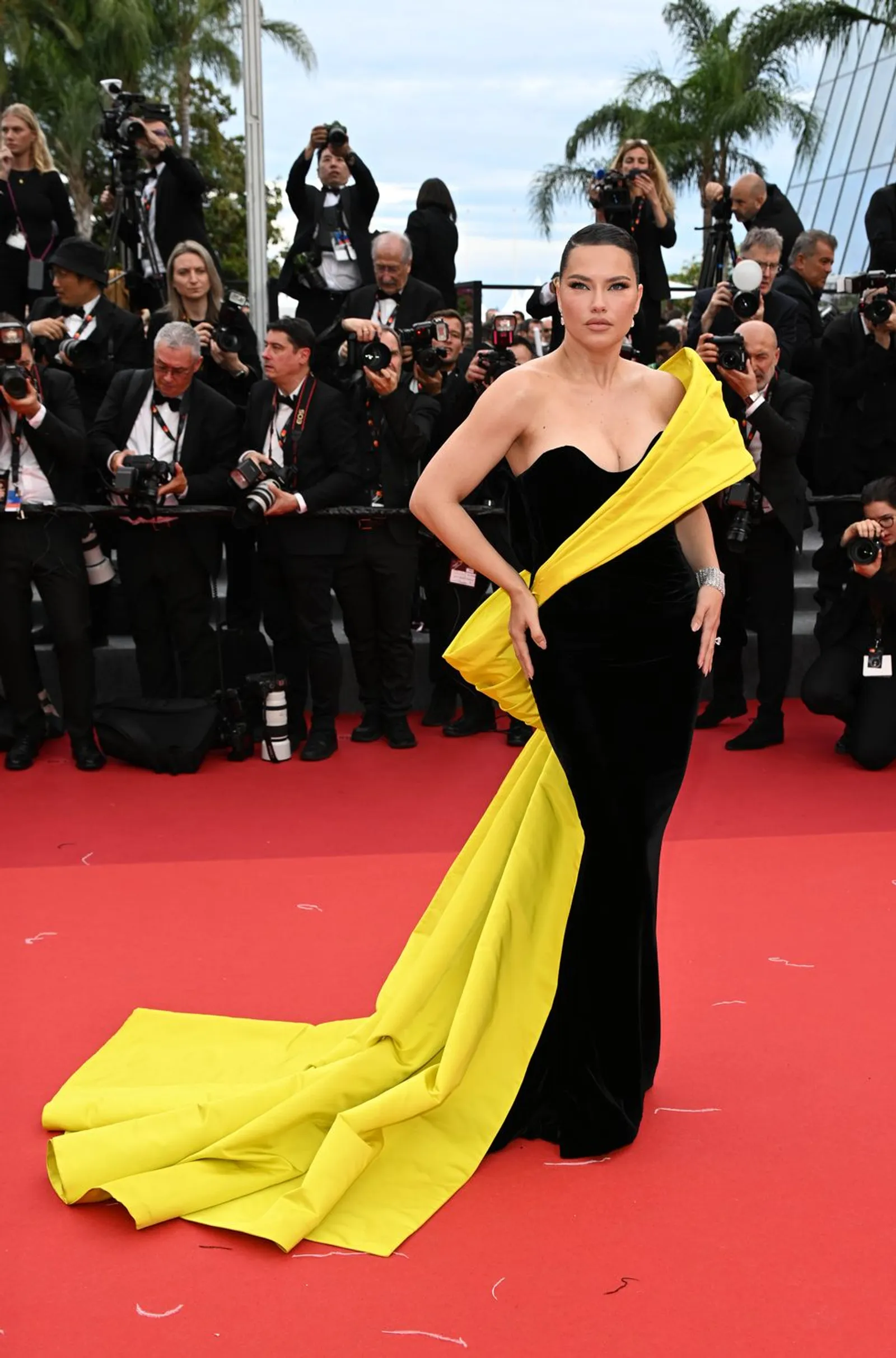 Gaya Supermodel yang Curi Perhatian di Cannes Film Festival 2023