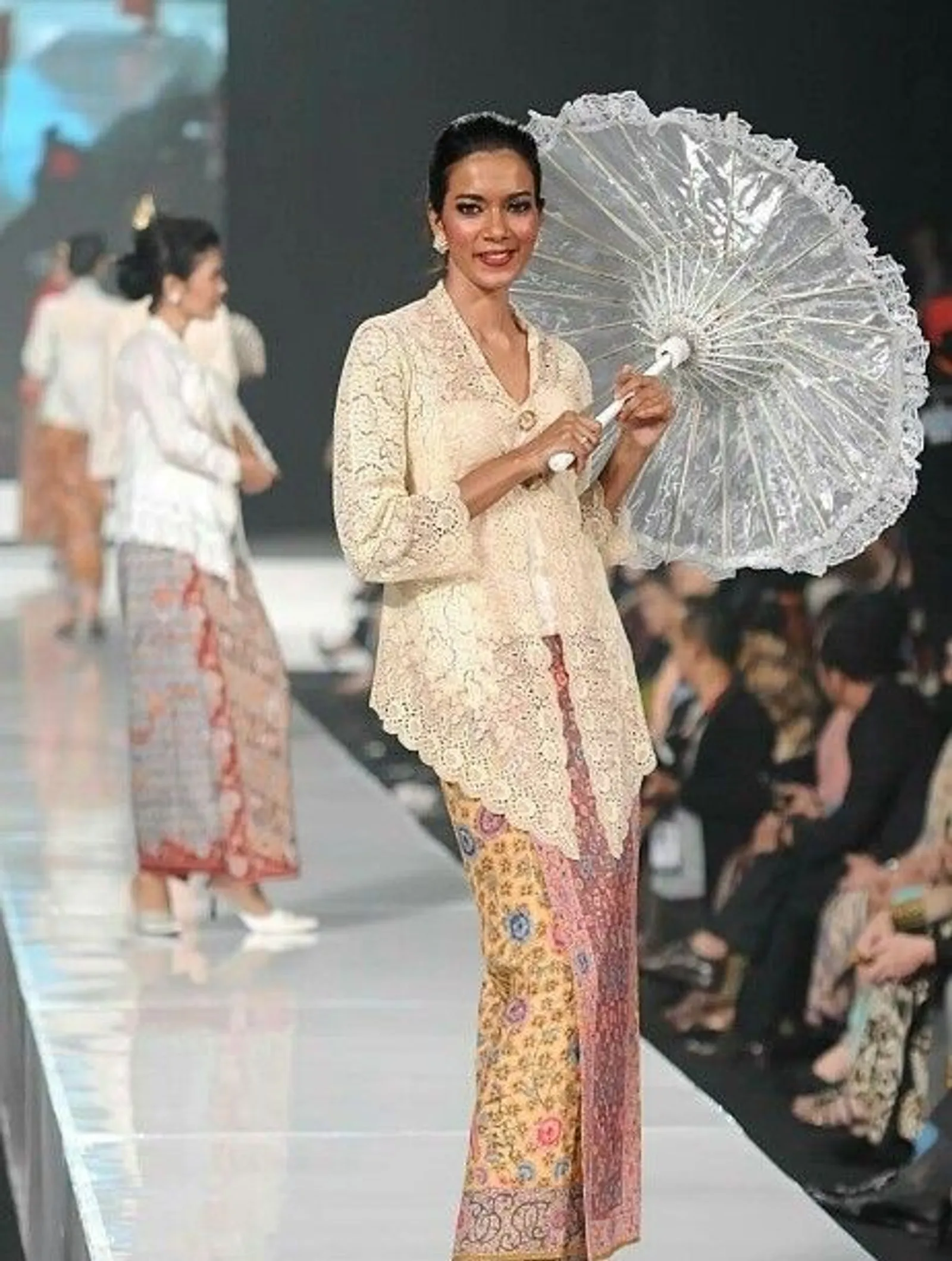 10 Model Kebaya Kutu Baru yang Elegan dan Tak Lekang oleh Waktu