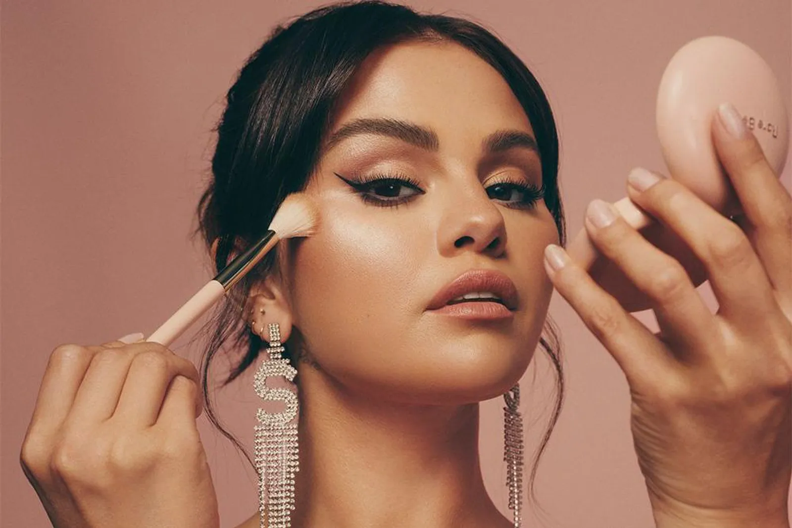 10 Rekomendasi Produk Terbaik Rare Beauty Milik Selena Gomez 