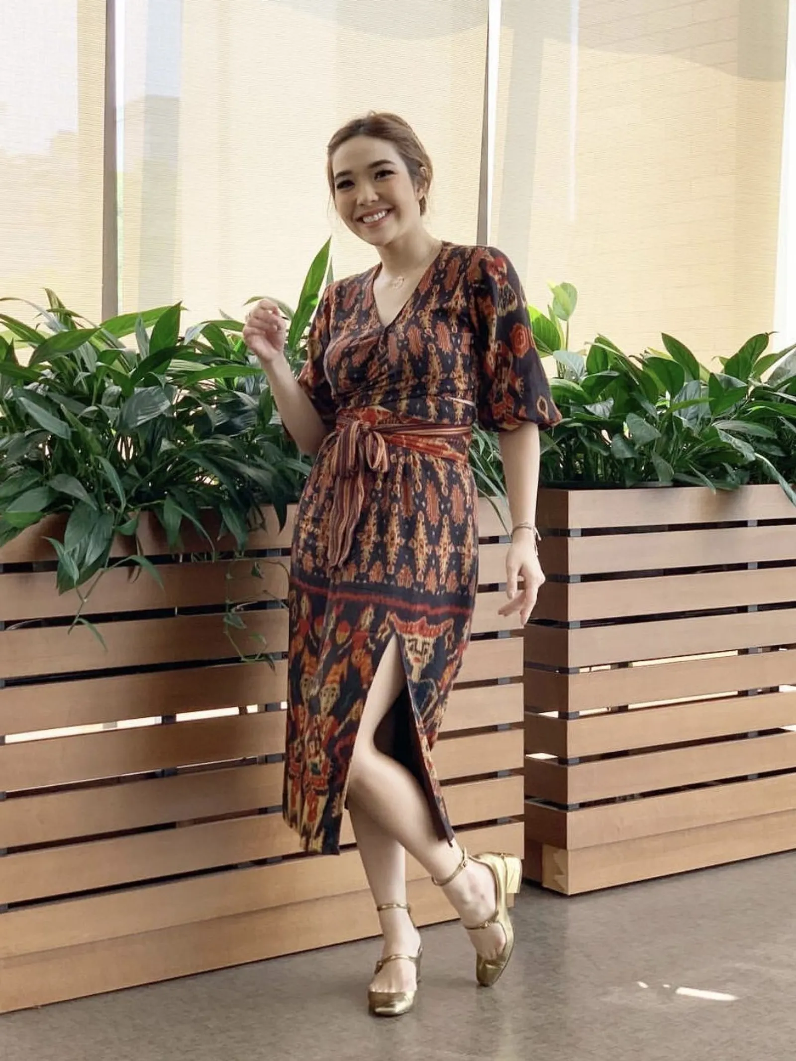 10 Model Midi Dress Batik Terbaru 2023, Sopan dan Elegan!