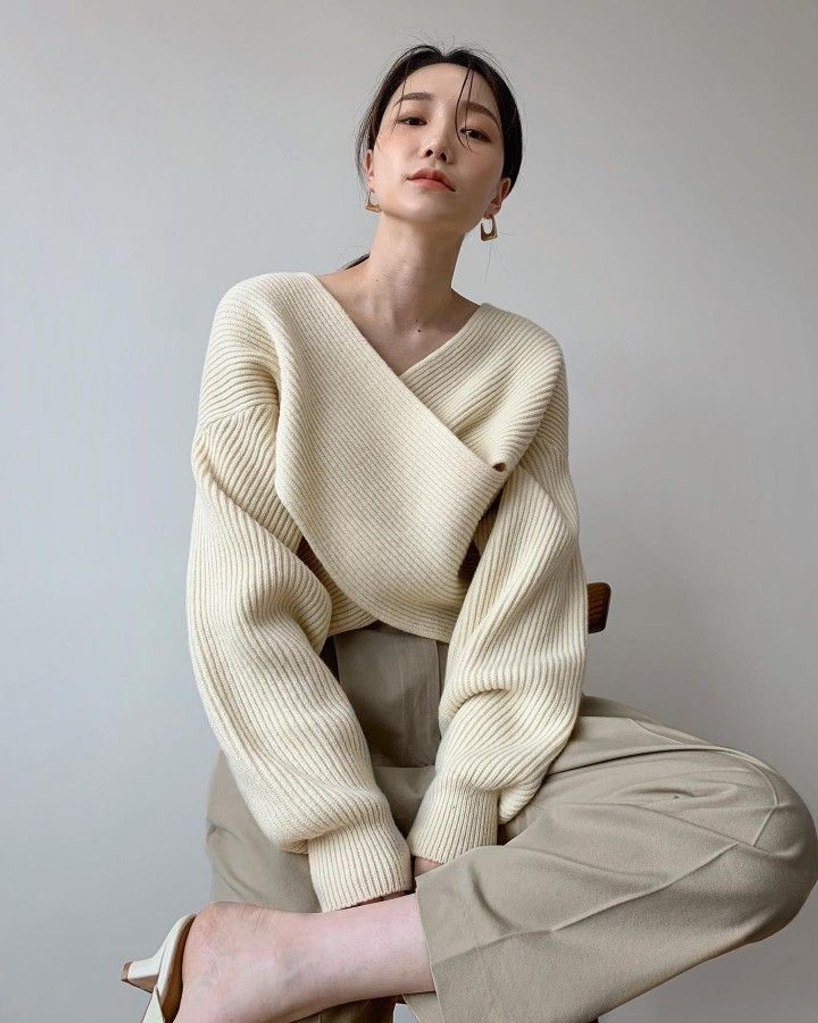 7 Sweater Oversize Bergaya Korea yang Simpel dan Elegan