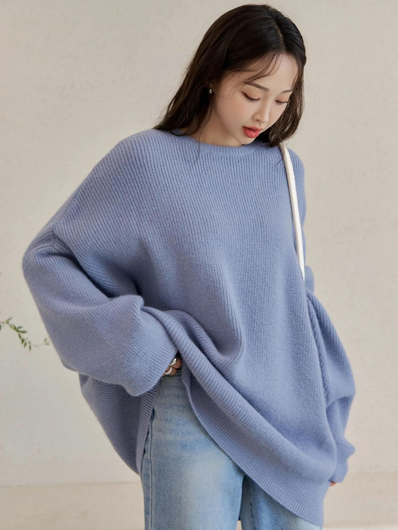 7 Sweater Oversize Bergaya Korea yang Simpel dan Elegan