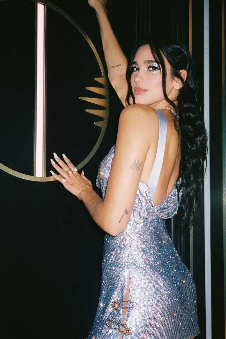 Deretan Gaya Seksi Dua Lipa Pakai Outfit Versace