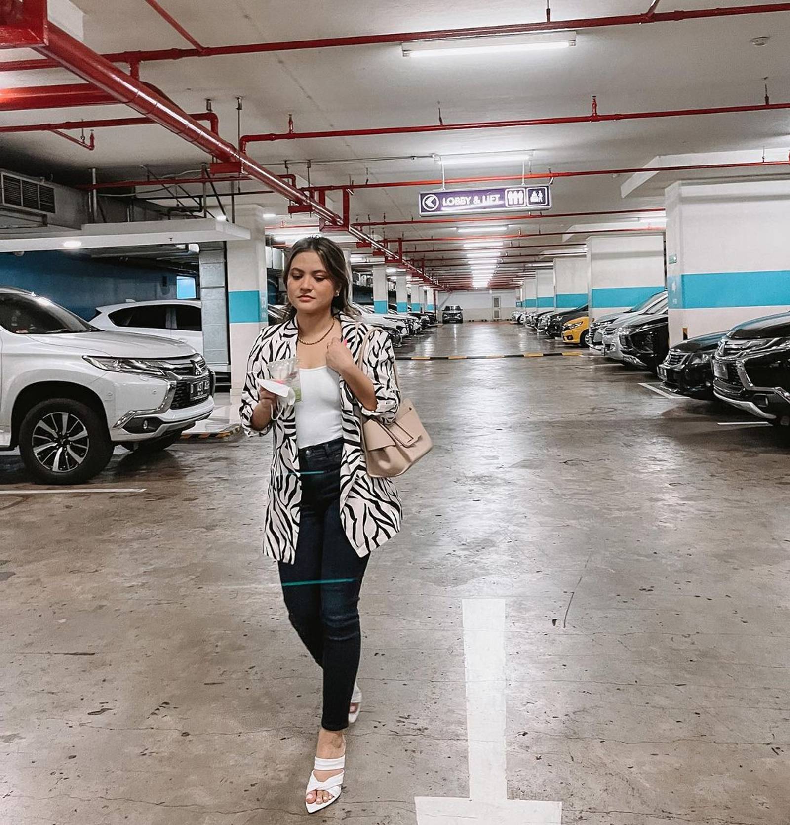 Inspirasi Outfit Hitam Putih a La Marsha Aruan