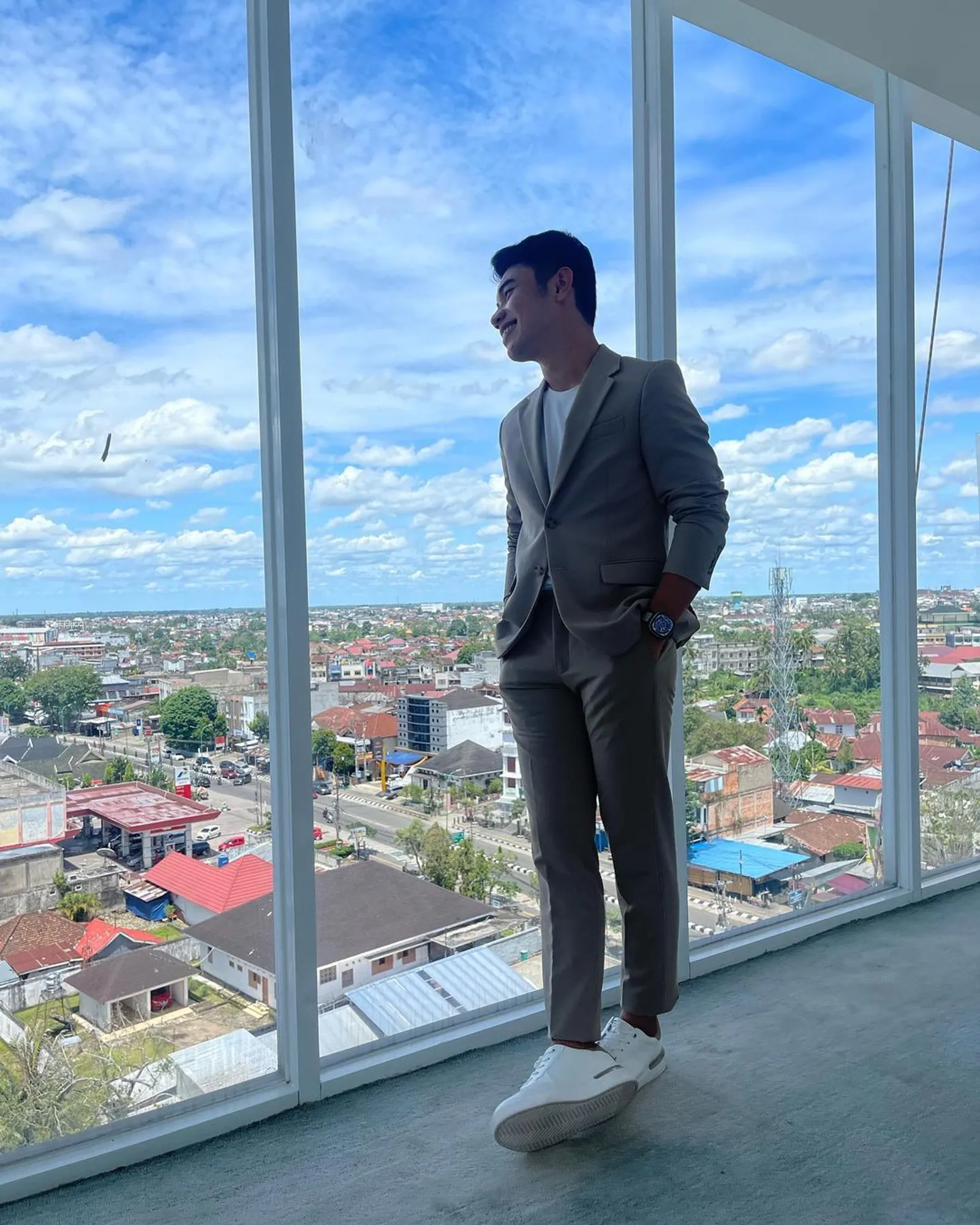 Deretan OOTD Kasual hingga Formal Fiki Naki di Sosial Media