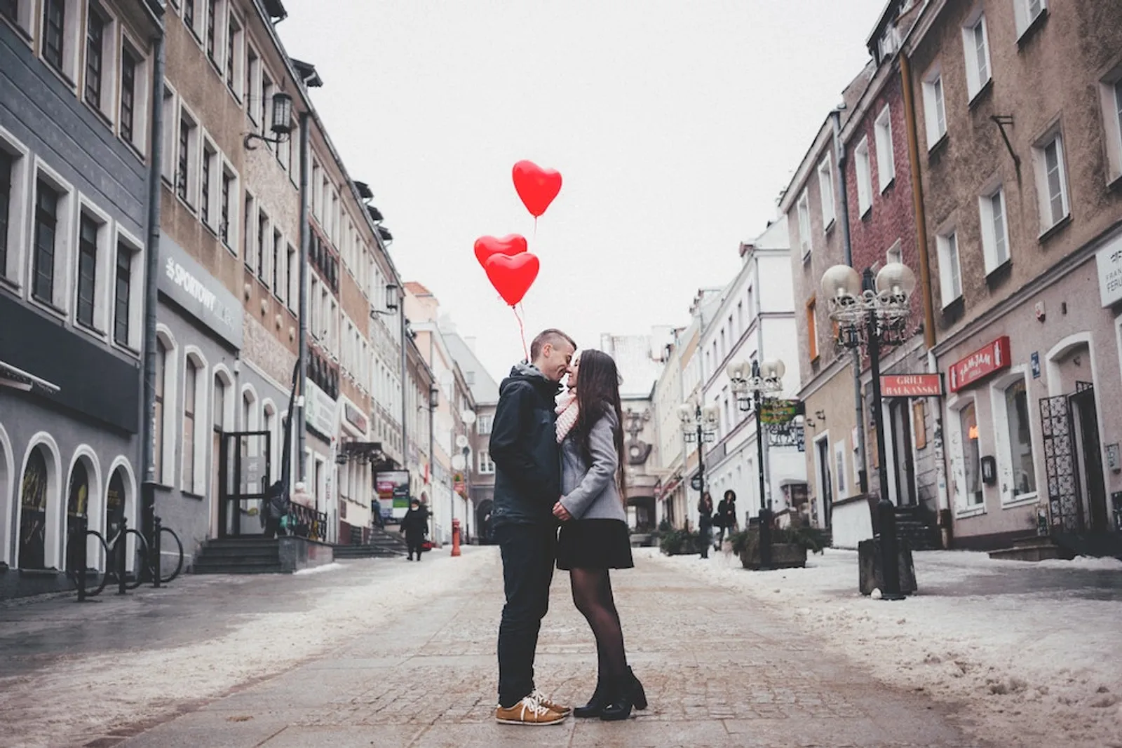 6 Pasangan yang Beda Bahasa Cinta, tapi Masih Bisa Bahagia Bersama