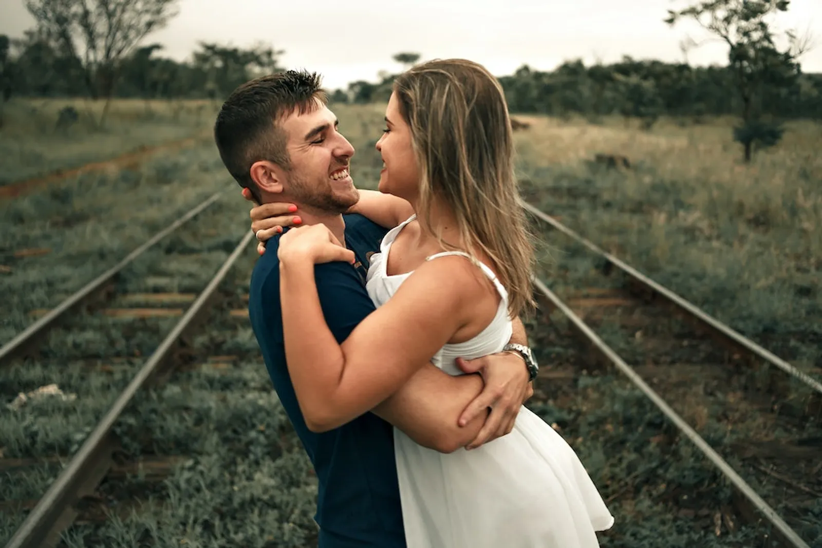 6 Pasangan yang Beda Bahasa Cinta, tapi Masih Bisa Bahagia Bersama