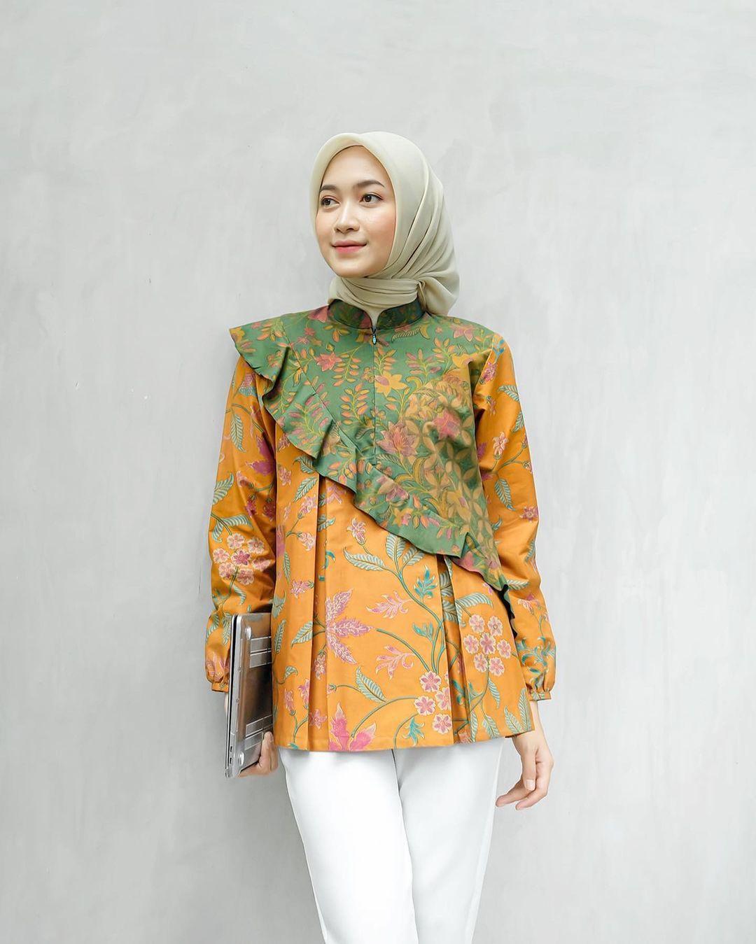 15 Model Baju Batik Atasan Wanita Lengan Panjang Modern