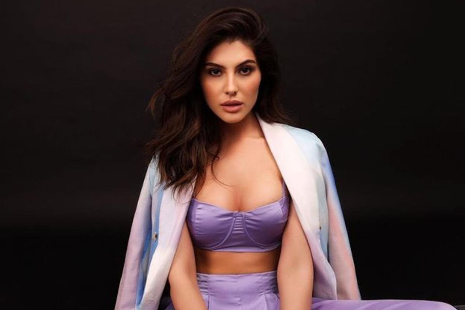 Seksi & Memikat, Potret Elnaaz Norouzi Artis India Debut di Hollywood