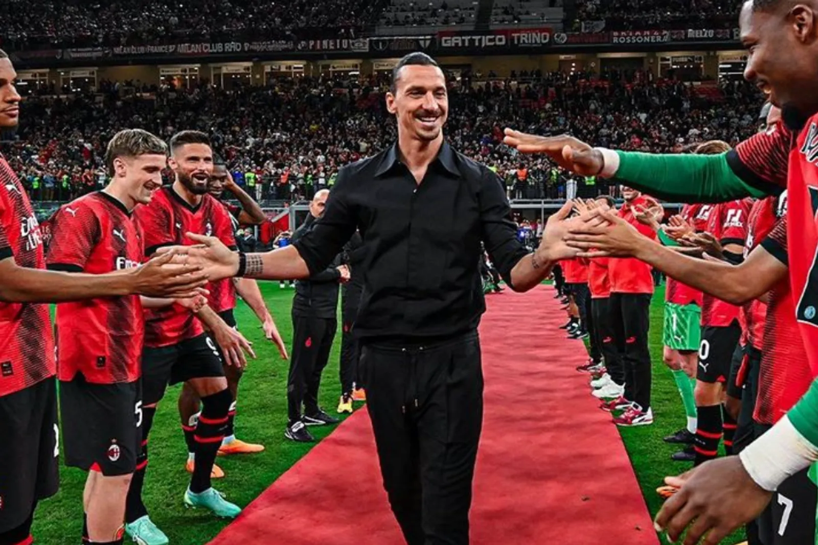 Zlatan Ibrahimovic Menangis Usai Pensiun dari AC Milan