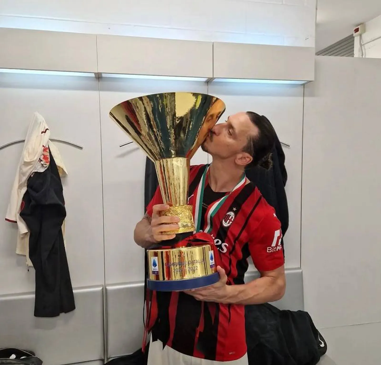 Zlatan Ibrahimovic Menangis Usai Pensiun dari AC Milan