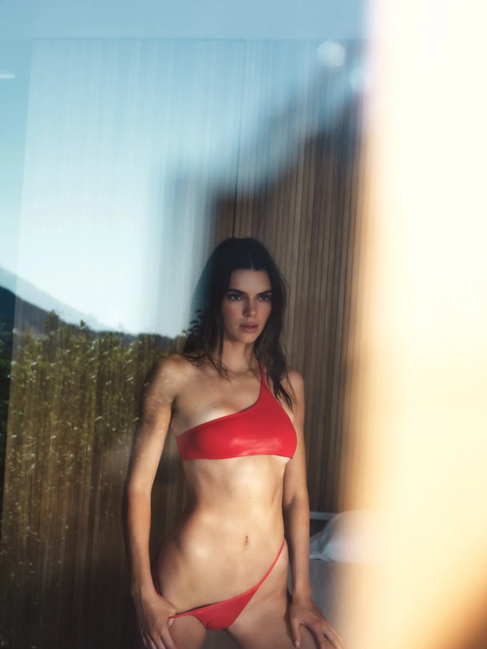 Kendall Jenner Pose dengan Bikini di Kampanye Musim Panas FWRD 2023