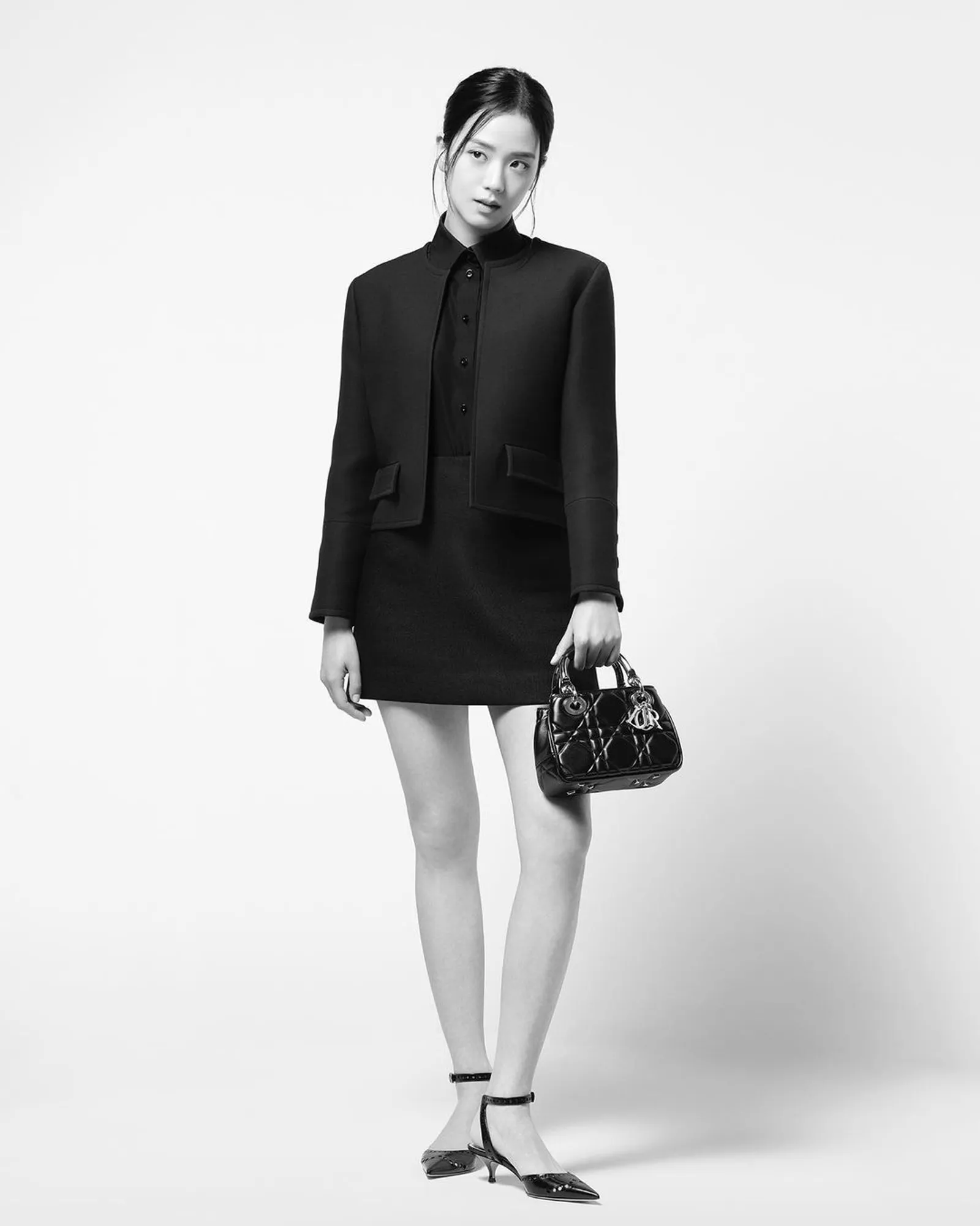 Jisoo ‘BLACKPINK’ Tampil Elegan dengan Tas Dior Lady 95.22 Terbaru