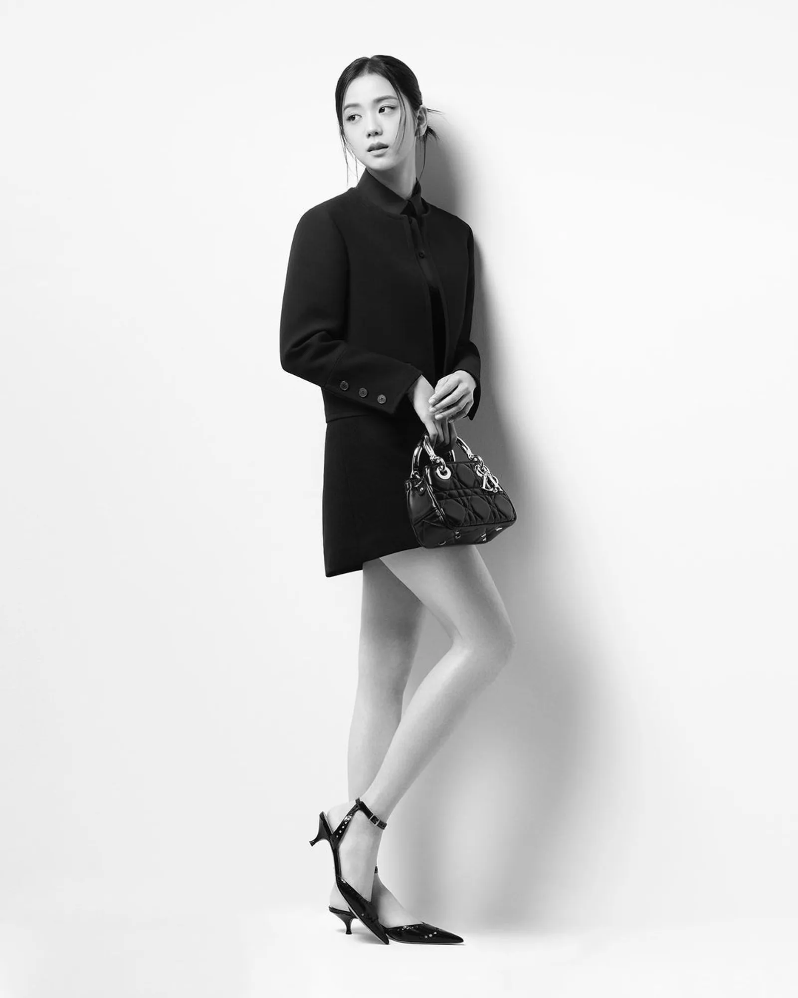 Jisoo ‘BLACKPINK’ Tampil Elegan dengan Tas Dior Lady 95.22 Terbaru