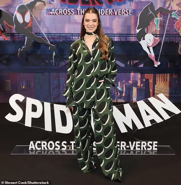 Gaya Hailee Steinfeld di Press Tour 'Spiderman Across Spider Verse'