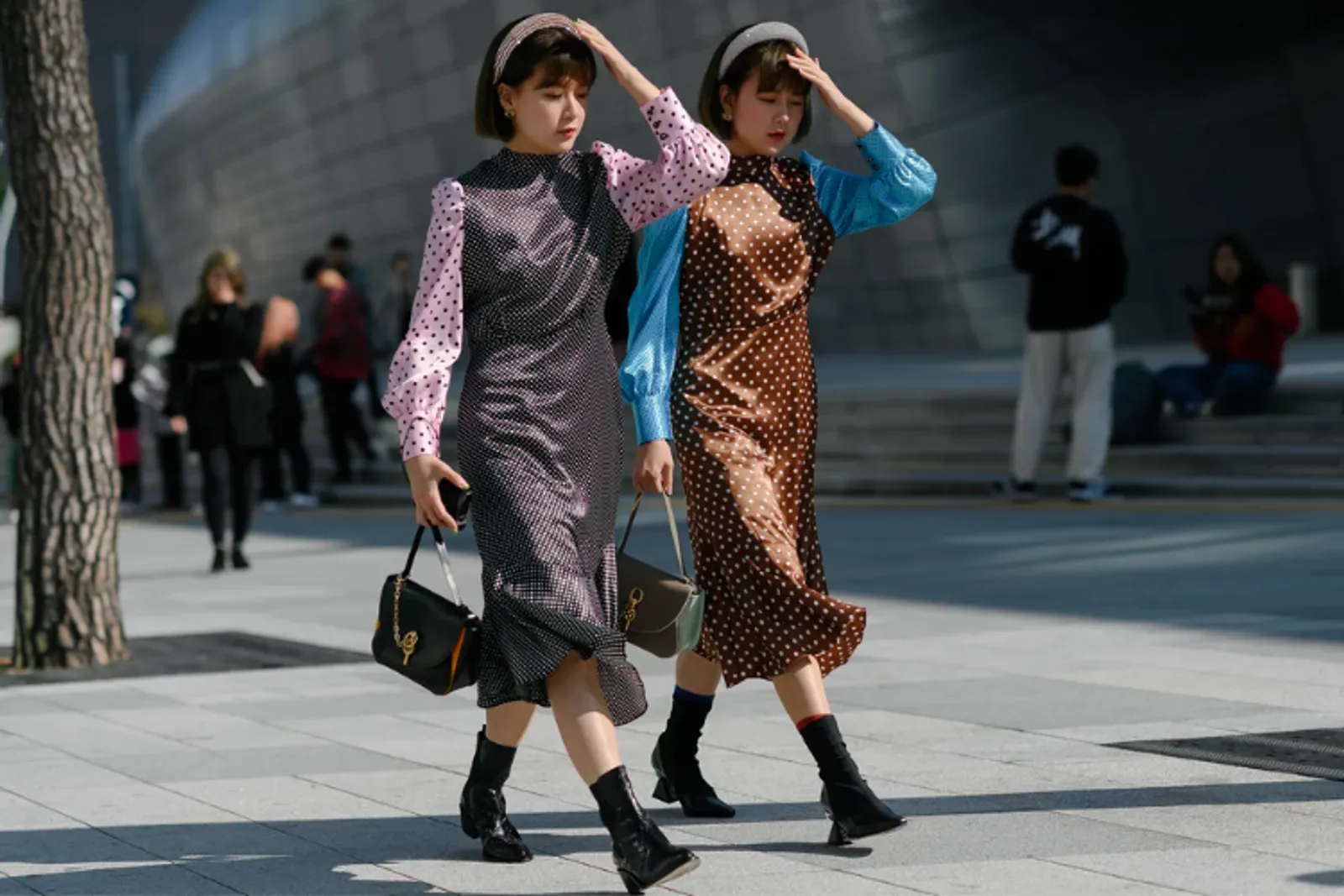 7 Inspirasi Outfit Motif Polka Dot Stylish yang Kembali Tren