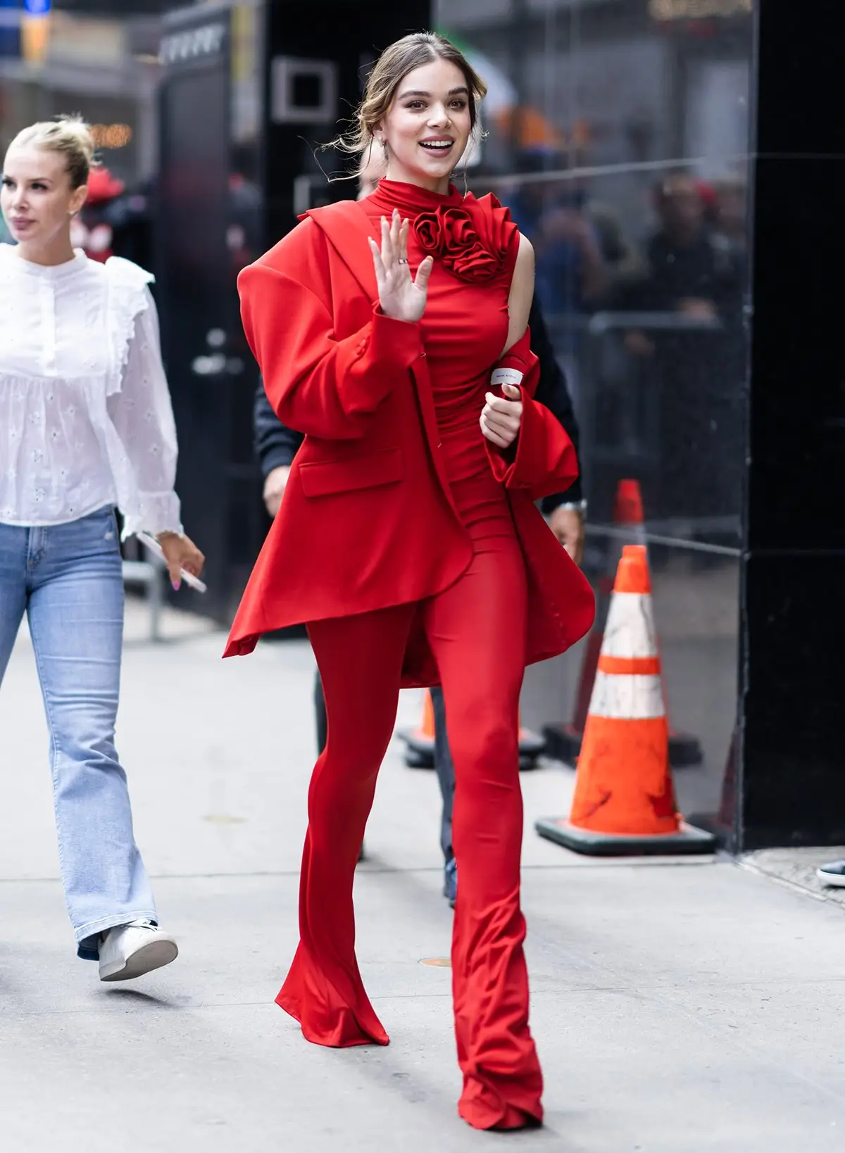 Gaya Hailee Steinfeld di Press Tour 'Spiderman Across Spider Verse'