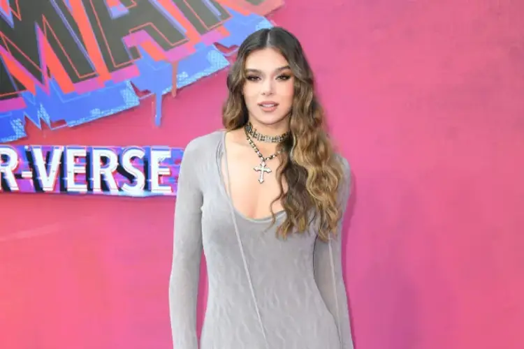 Gaya Hailee Steinfeld di Press Tour 'Spiderman Across Spider Verse'