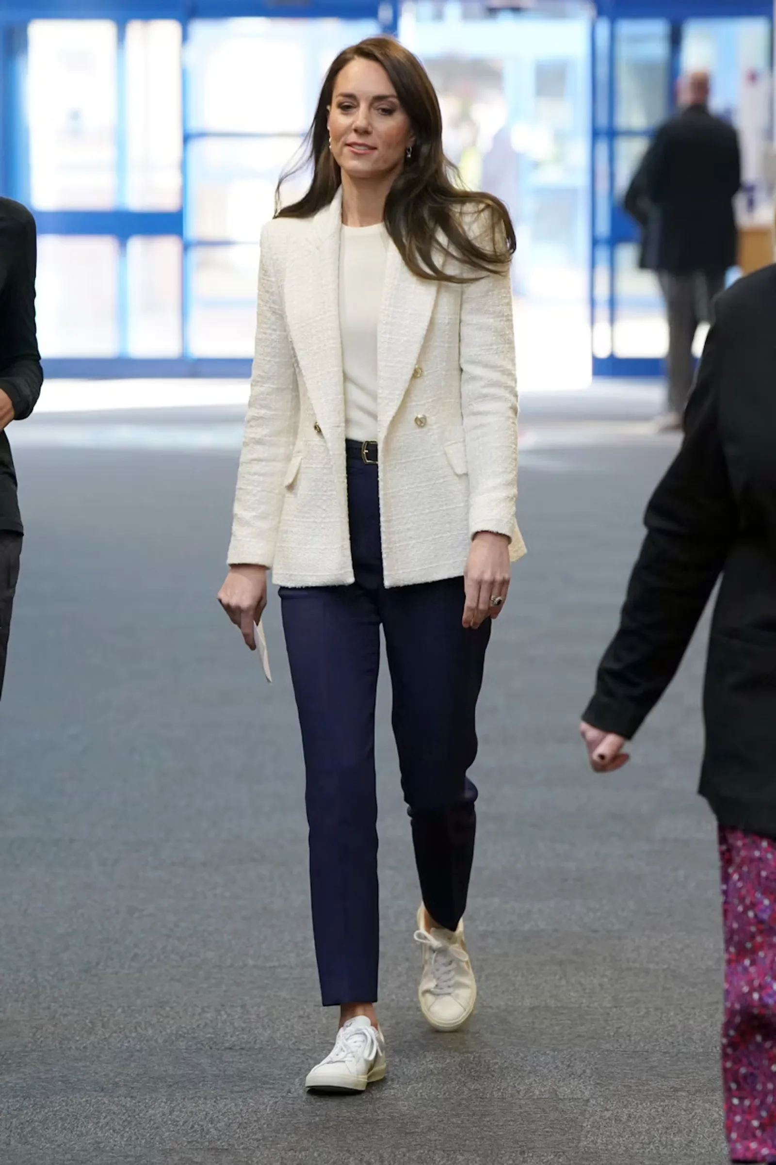 7 Gaya Chic Kate Middleton Kenakan Sneakers Putih Favorit