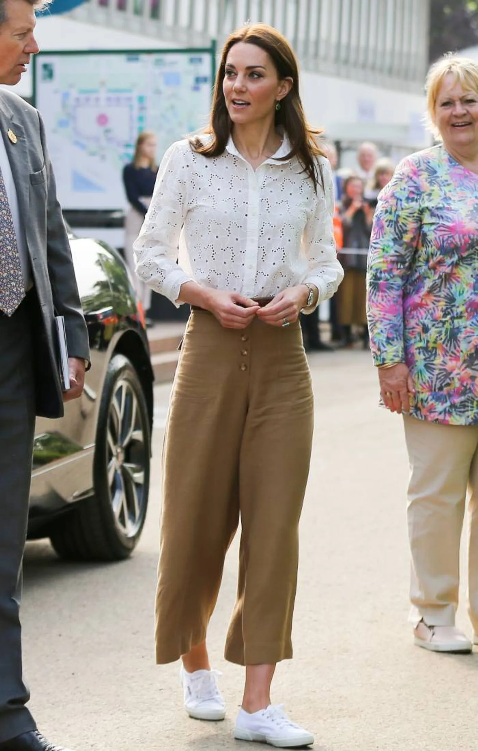 7 Gaya Chic Kate Middleton Kenakan Sneakers Putih Favorit