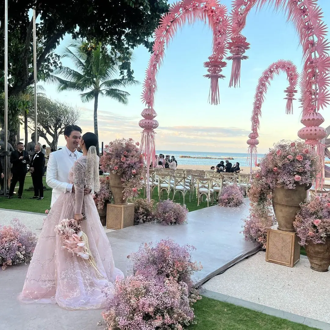 Penampilan Adinia Wirasti Berbalut Gaun Pengantin Nuansa Dusty Pink