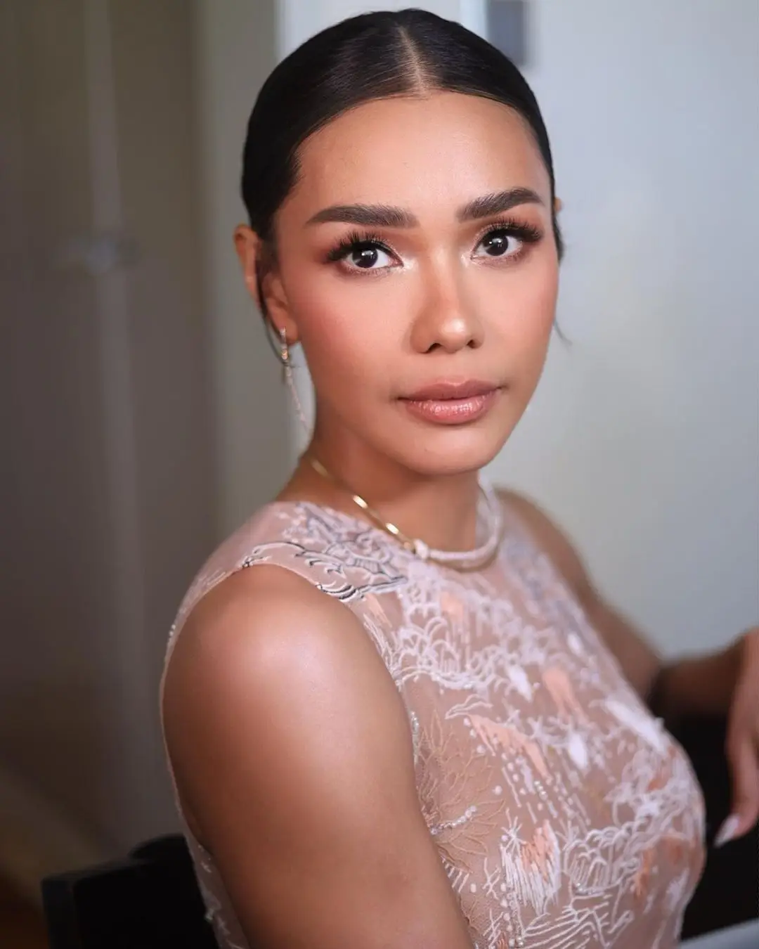 Penampilan Adinia Wirasti Berbalut Gaun Pengantin Nuansa Dusty Pink