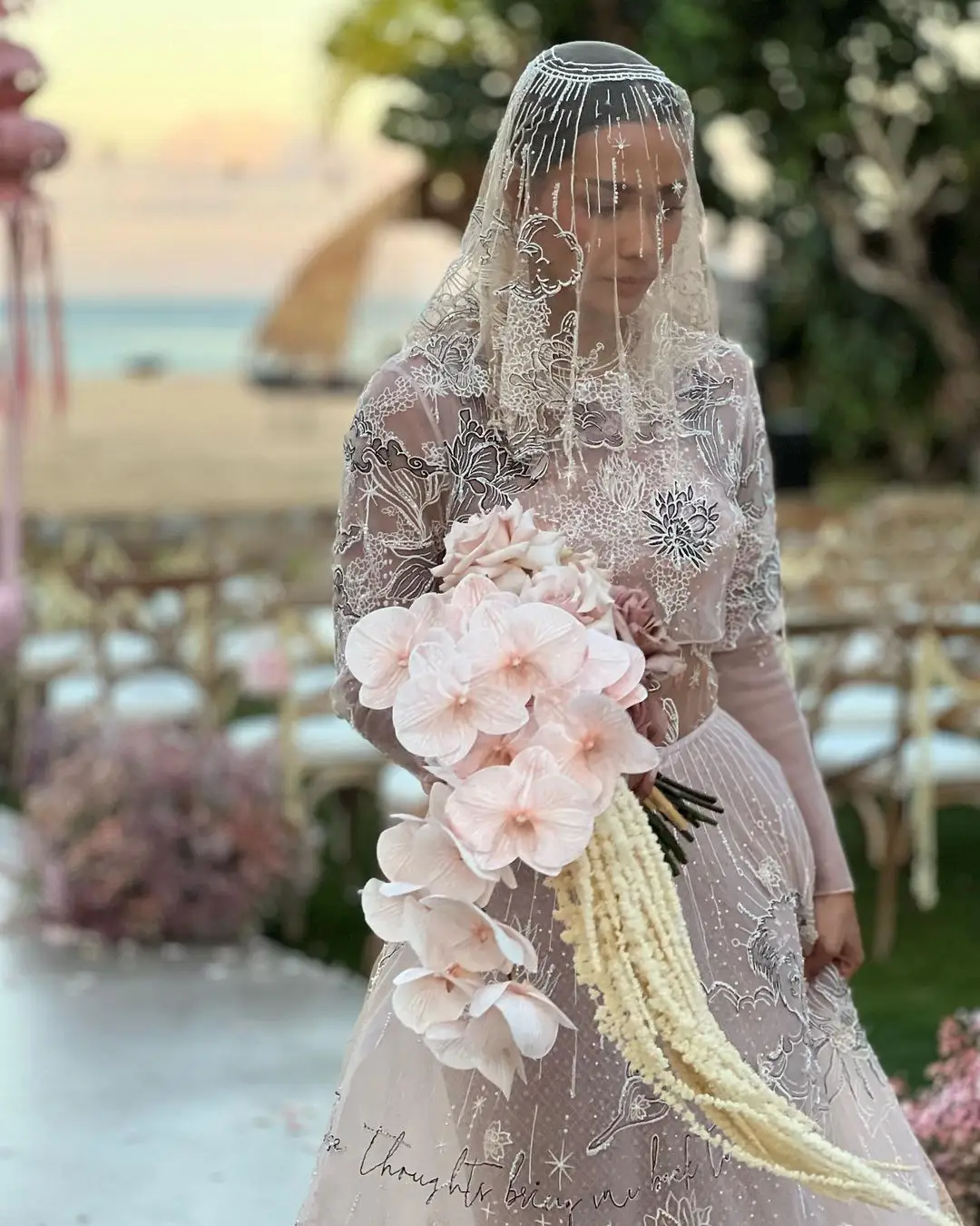 Penampilan Adinia Wirasti Berbalut Gaun Pengantin Nuansa Dusty Pink