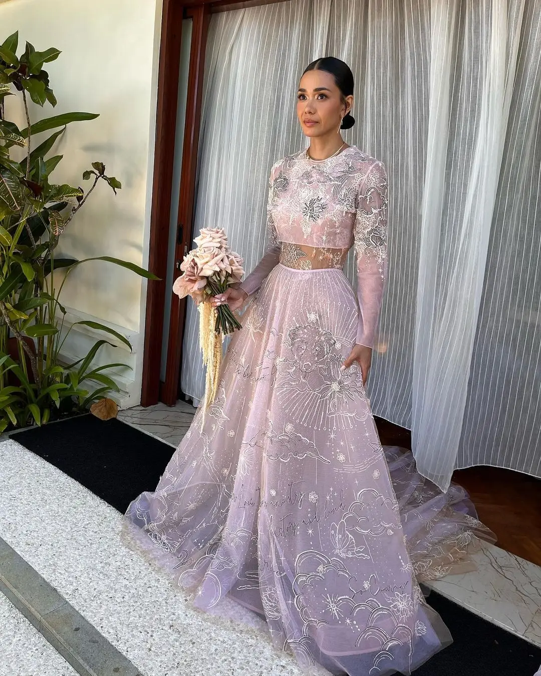 Penampilan Adinia Wirasti Berbalut Gaun Pengantin Nuansa Dusty Pink