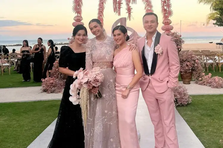 Penampilan Adinia Wirasti Berbalut Gaun Pengantin Nuansa Dusty Pink