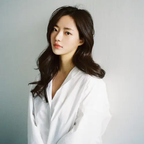 Curi Perhatian dengan Kim Bum, Begini Potret Cantik Woo Hyun Jin 