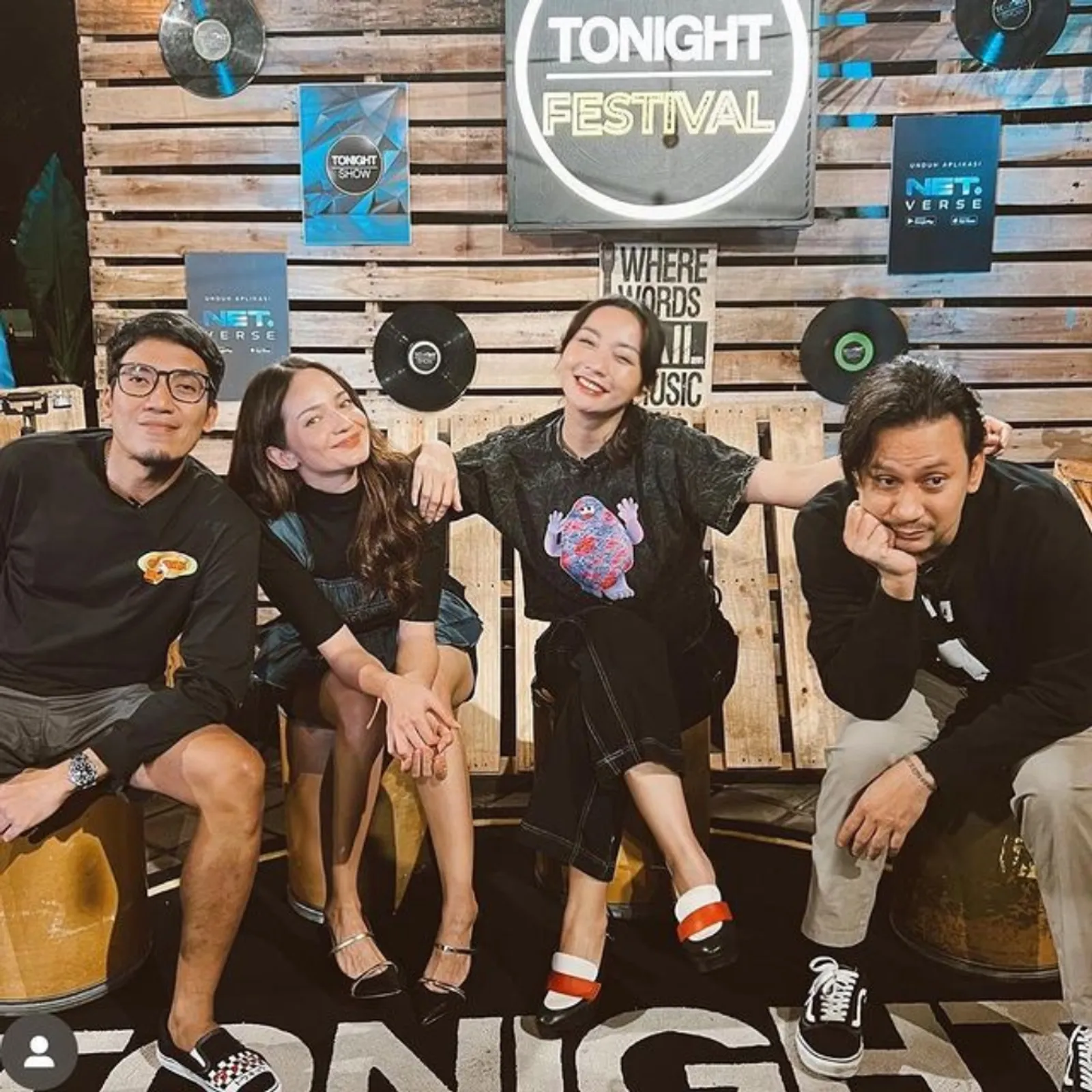 Pamit dari 'Tonight Show', 8 Potret Kompak Enzy Storia & Host Lainnya