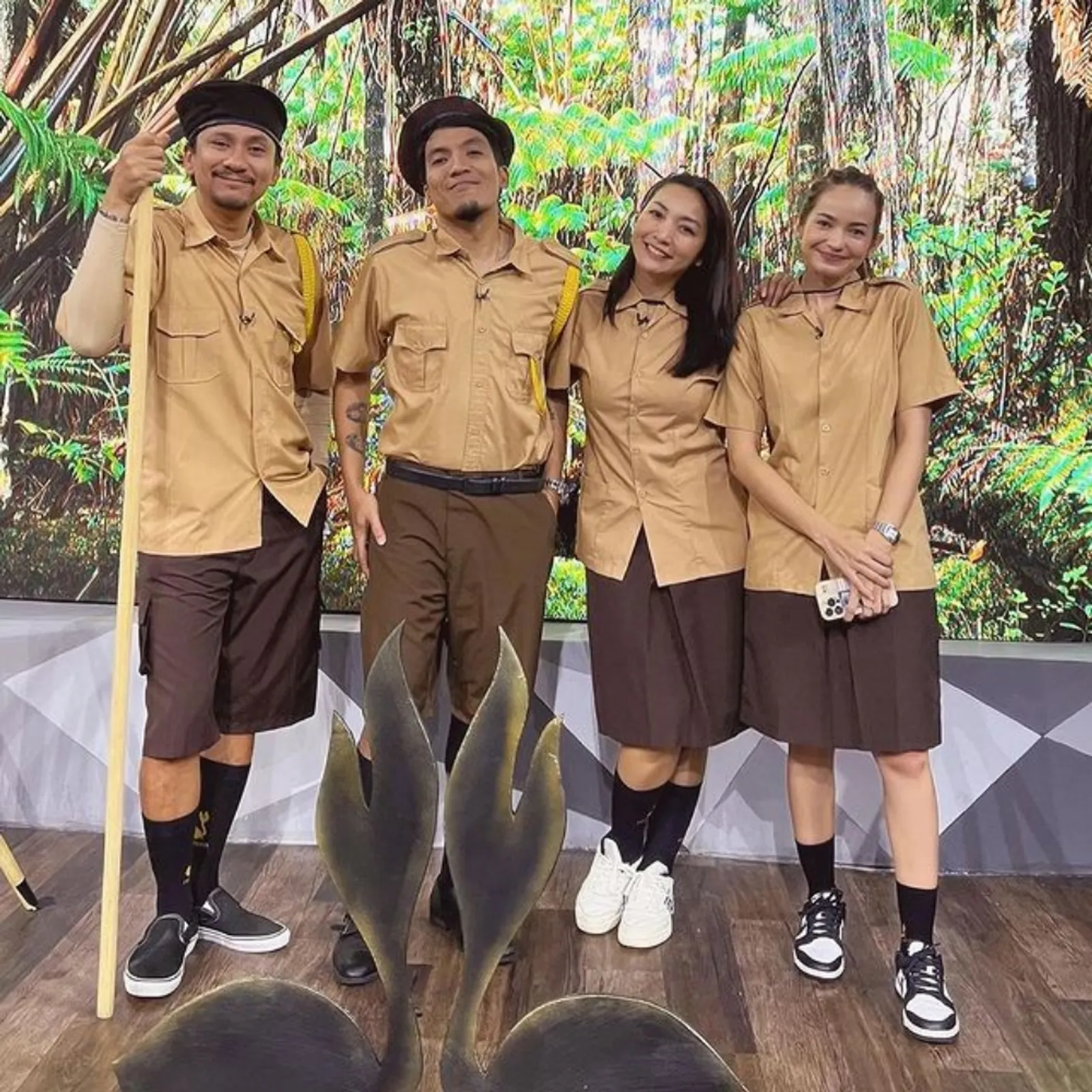 Pamit dari 'Tonight Show', 8 Potret Kompak Enzy Storia & Host Lainnya