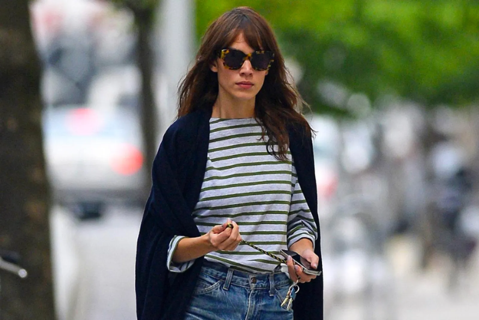 5 Gaya Alexa Chung untuk Inspirasi Padu-padan Nautical yang Chic