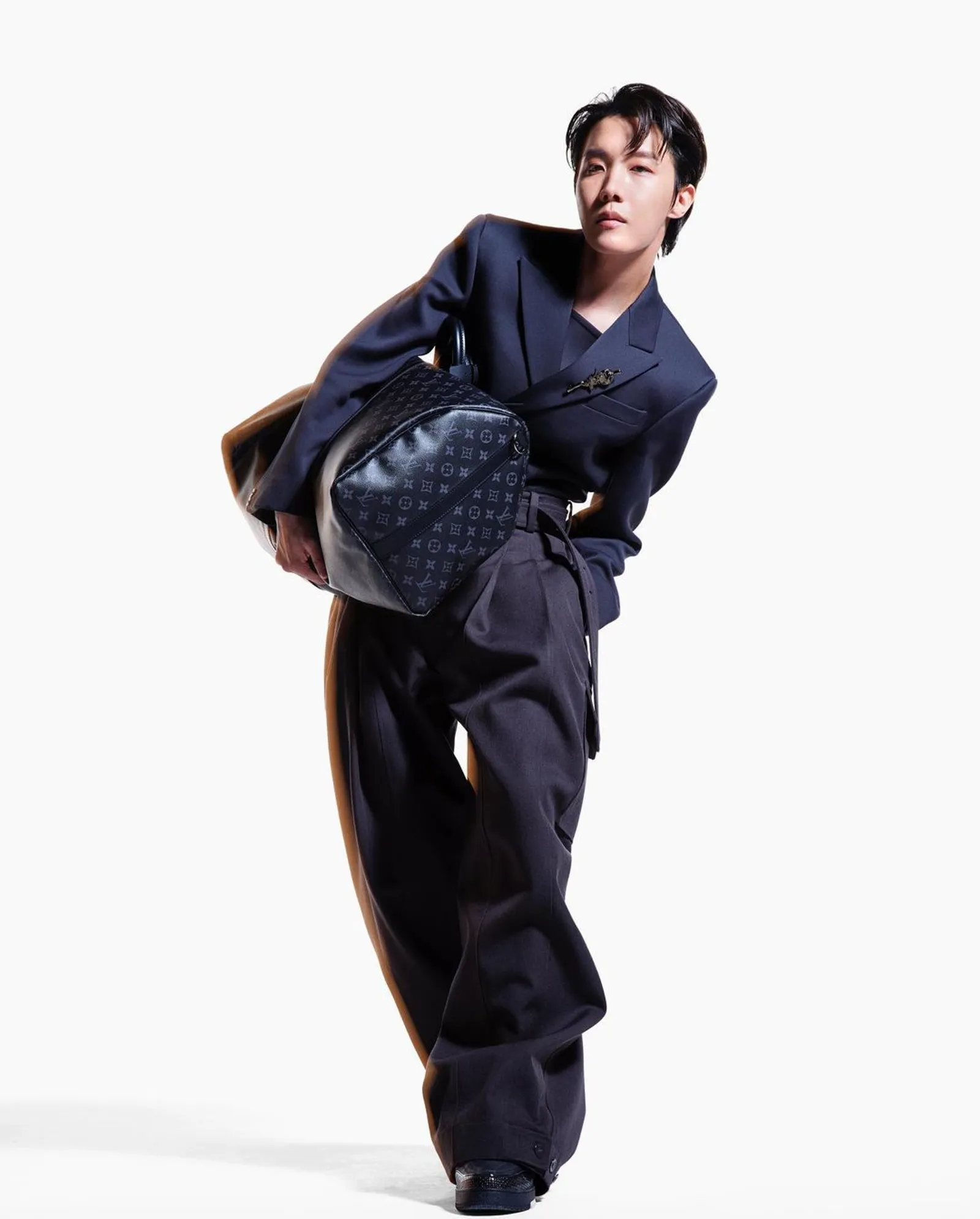 j-hope 'BTS' Tampilkan Pose Unik untuk Campaign Pertama Louis Vuitton