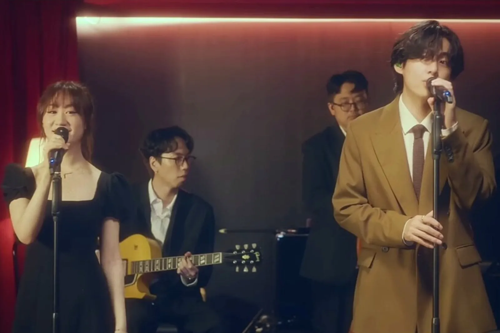 Nyanyikan Lagu Jazz, V BTS Bersama Minna Seo Tampil Memukau