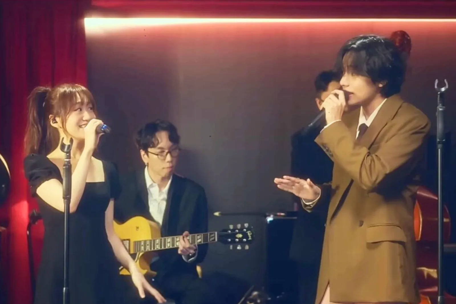 Nyanyikan Lagu Jazz, V BTS Bersama Minna Seo Tampil Memukau