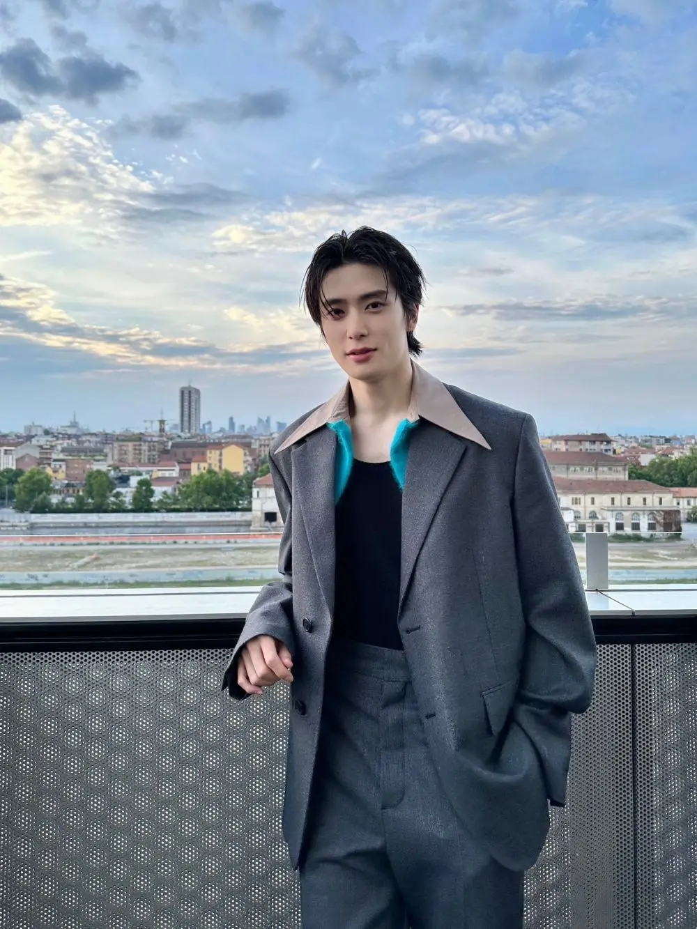 Gaya Charming 2 Member NCT Curi Perhatian di Milan Fashion Week