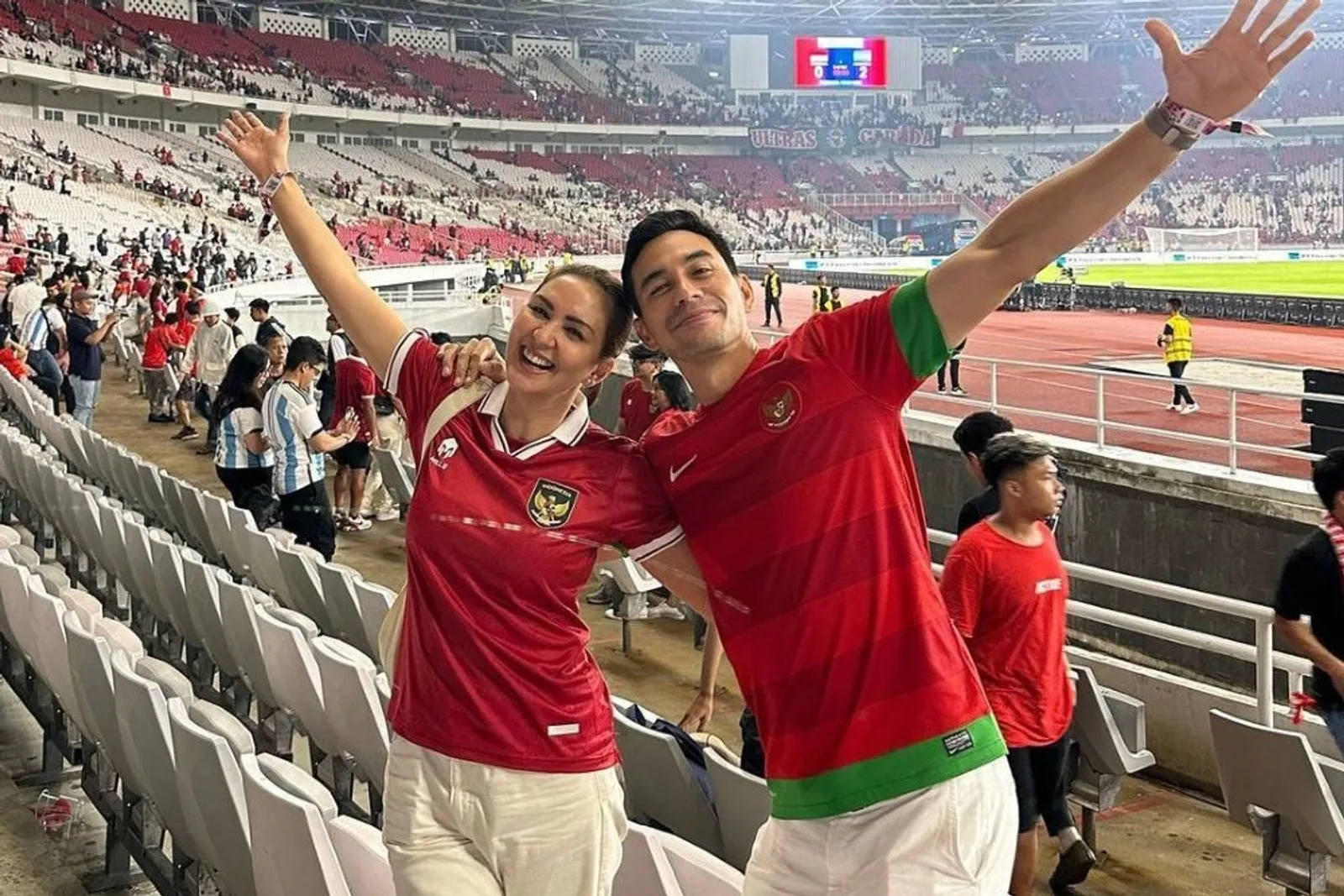 Seru! 8 Pasangan Seleb yang Nonton Pertandingan Indonesia vs Argentina