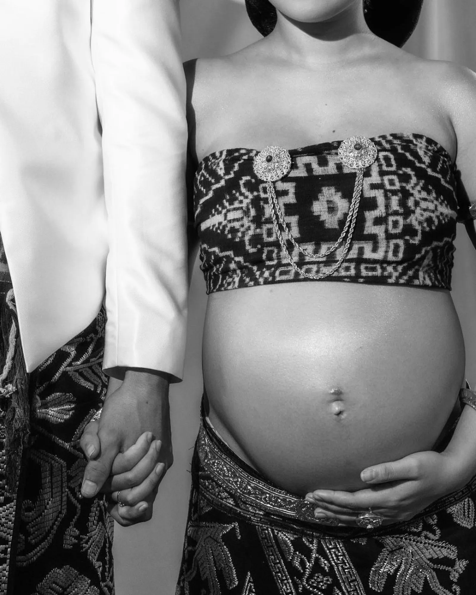 Tuai Pro Kontra, Intip 8 Potret Maternity Jennifer Coppen dan Pacar
