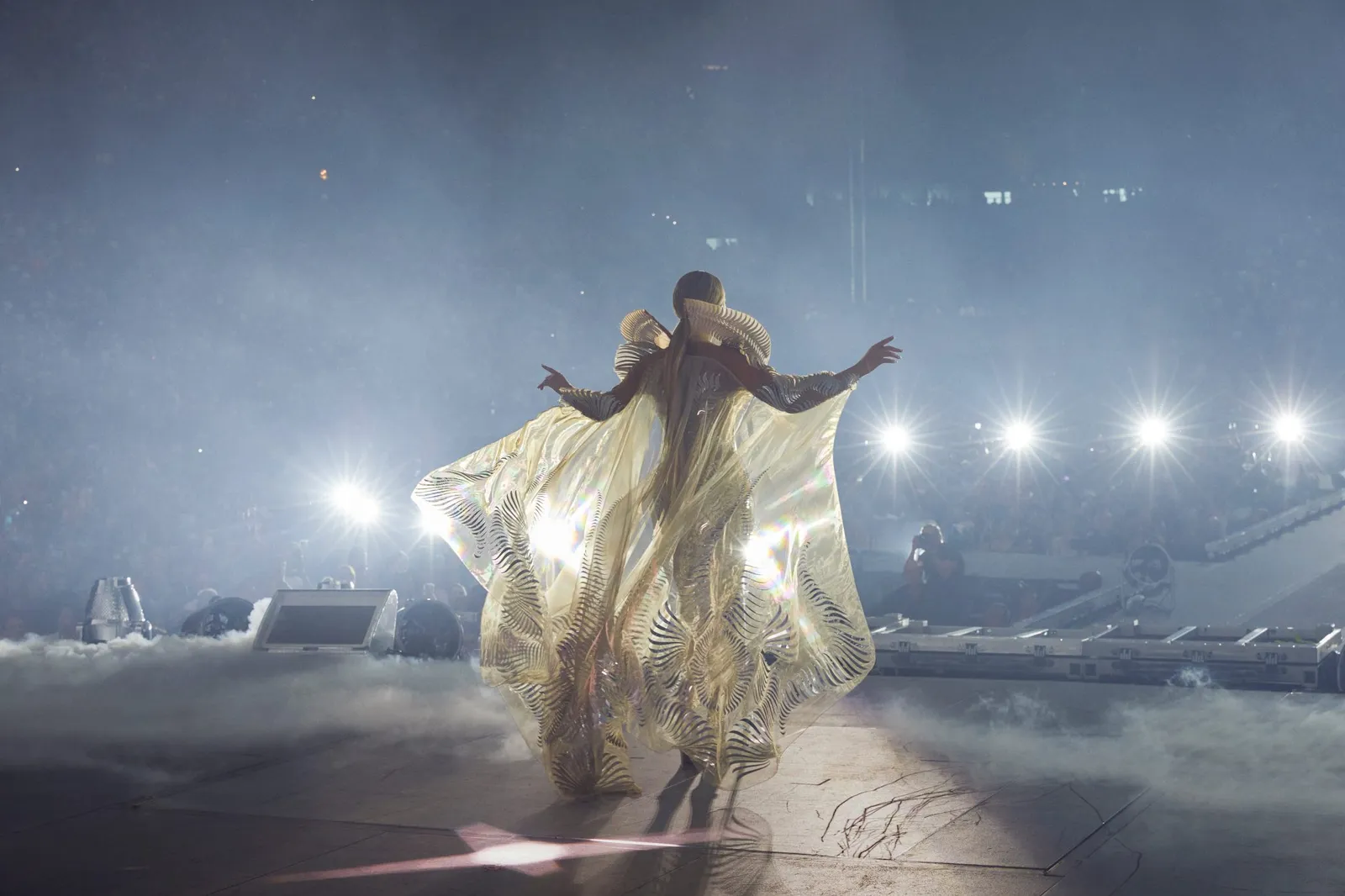 Beyoncé Tampil Bak Makhluk Luar Angkasa dengan Gaun Iris van Herpen