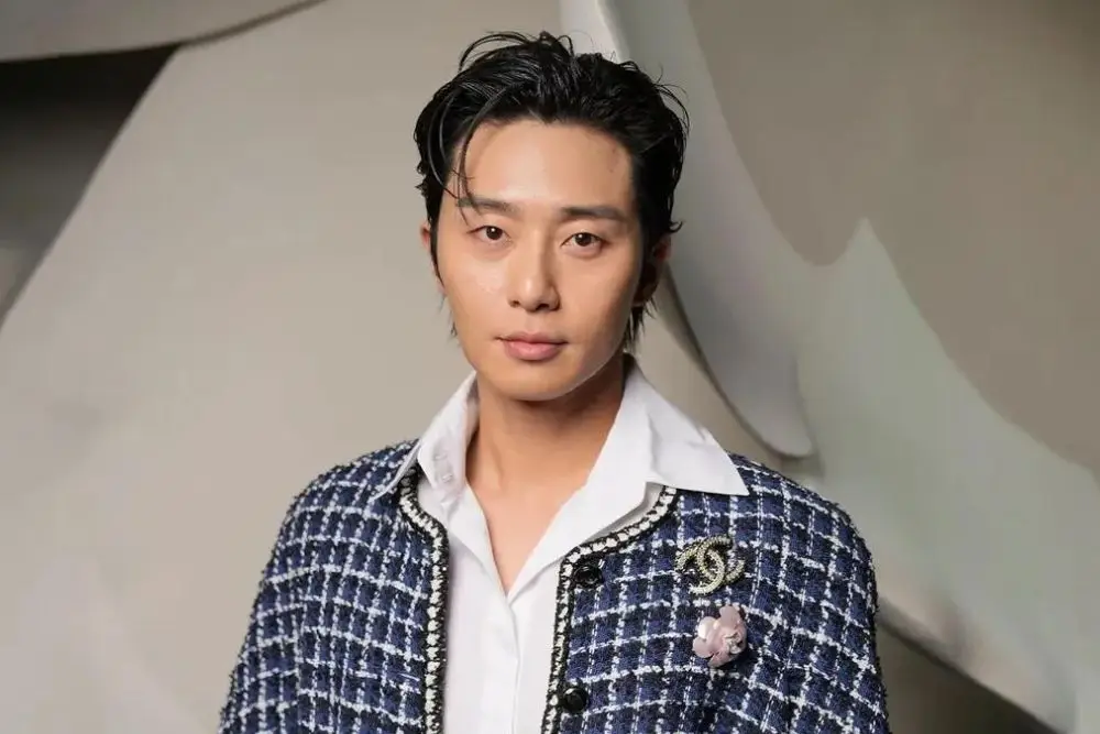 Pesona Artis Cewek yang Dirumorkan Pacaran dengan Park Seo Joon