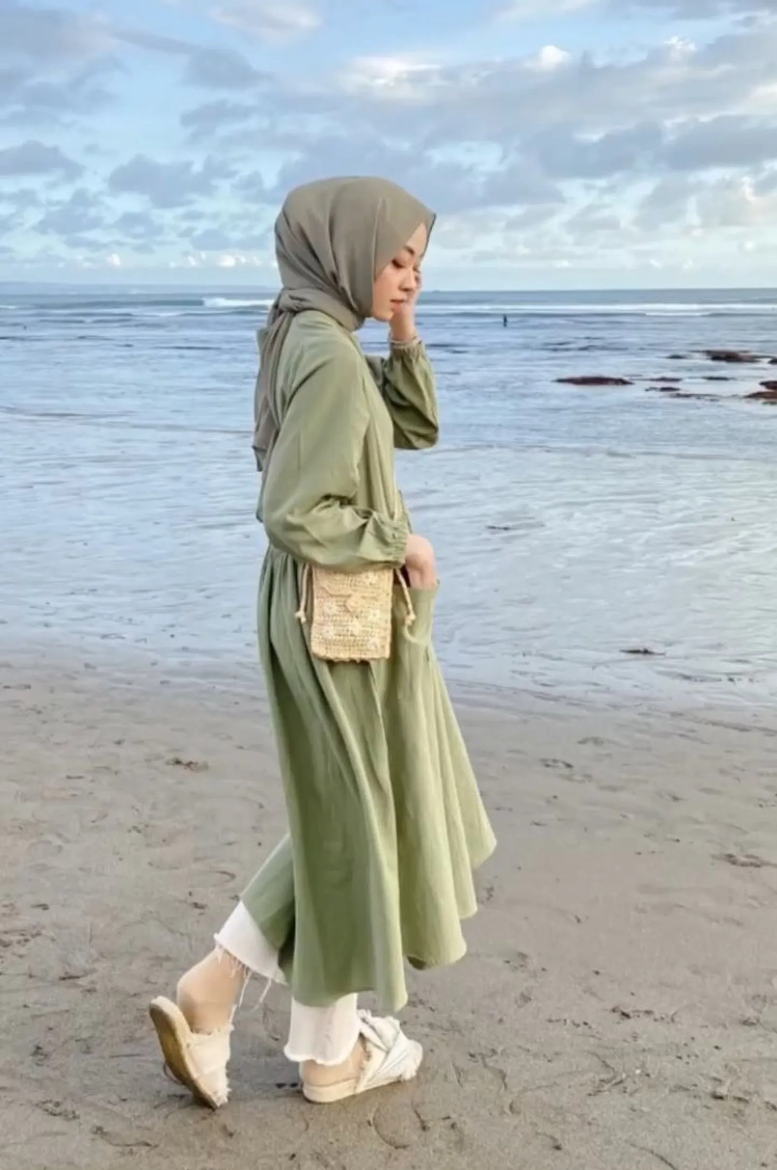 10 Outfit ke Pantai yang Simpel dan Modis untuk Hijabers