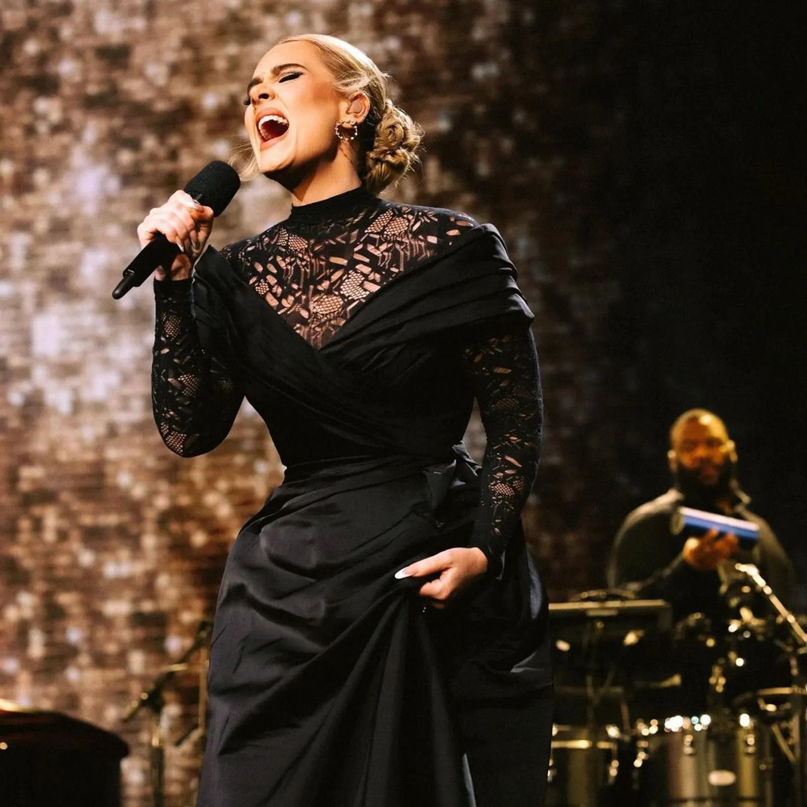 Potret Anggun Adele Kenakan Gaun Dior di Konser 'Weekends With Adele'